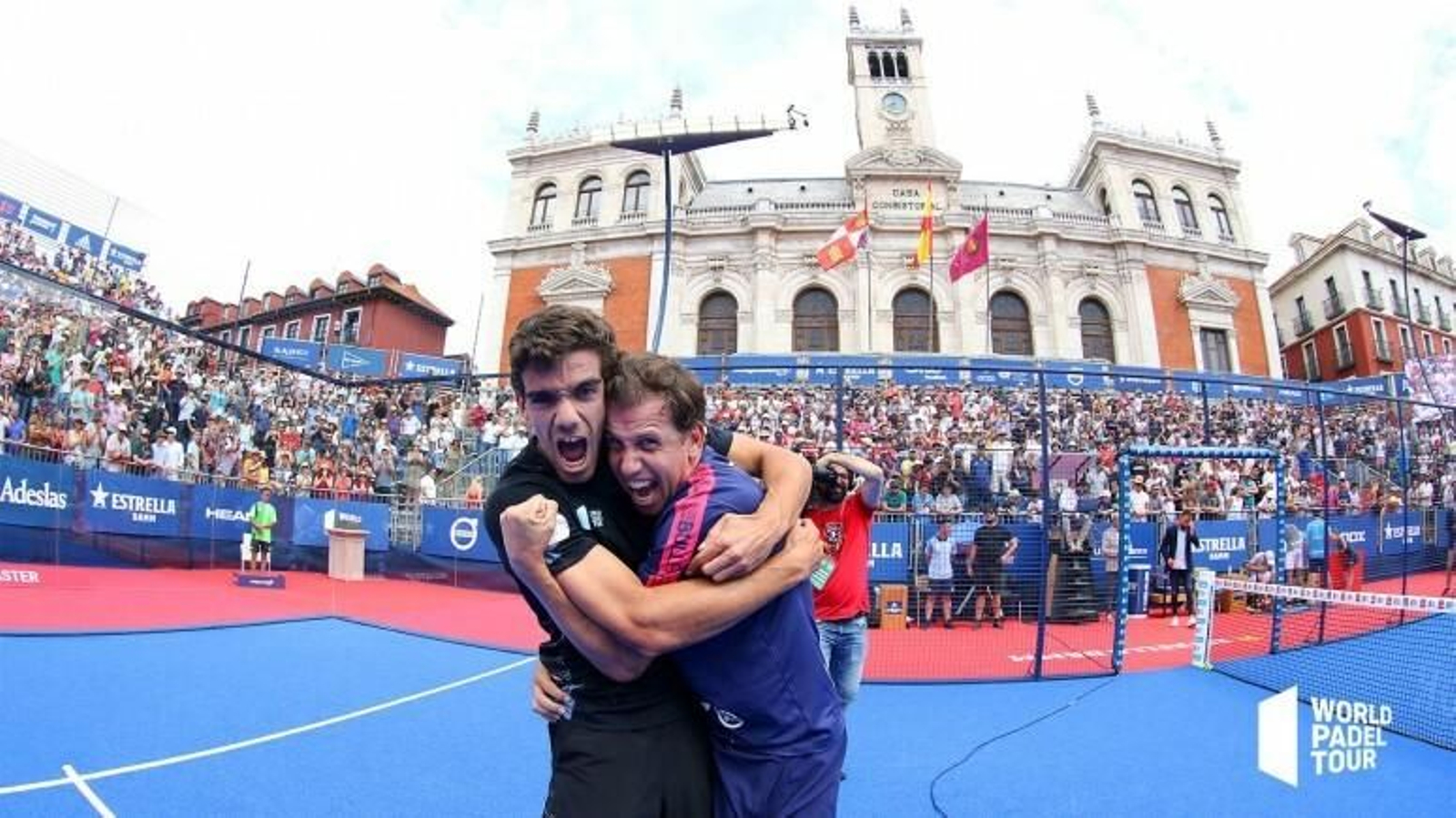 Lebrón y Navarro se abrazan tras su triunfo en Valladolid con el Ayuntamiento al fondo.
