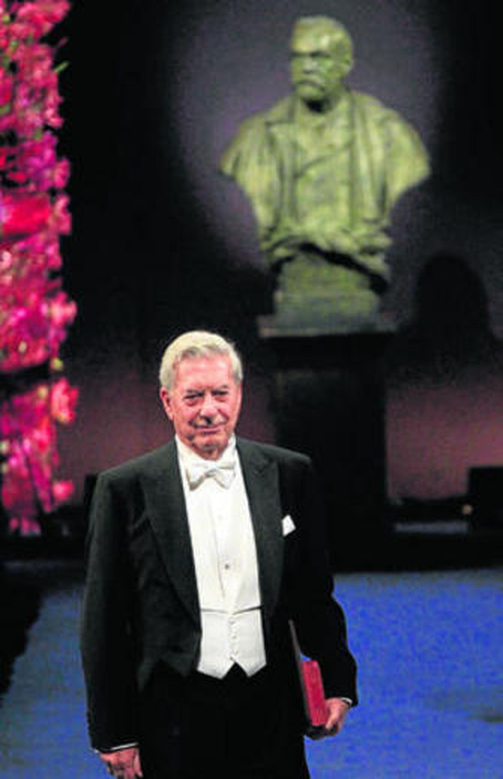 Vargas Llosa, tras recoger la medalla y el diploma que le reconocen como Premio Nobel.