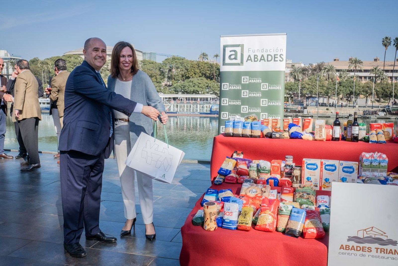 La Olla de San Antón de Abades Triana dona más de 1.000 kilos de alimentos a Cáritas