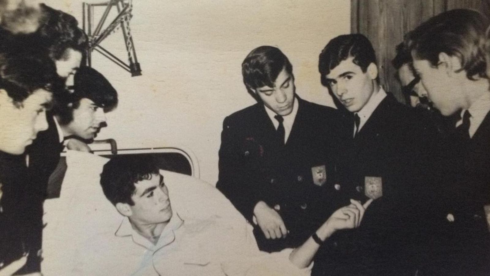 El torero Paquirri, ingresado en un hospital de Barcelona tras una cogida, recibe la visita de ‘Los yeyés gaditanos’.