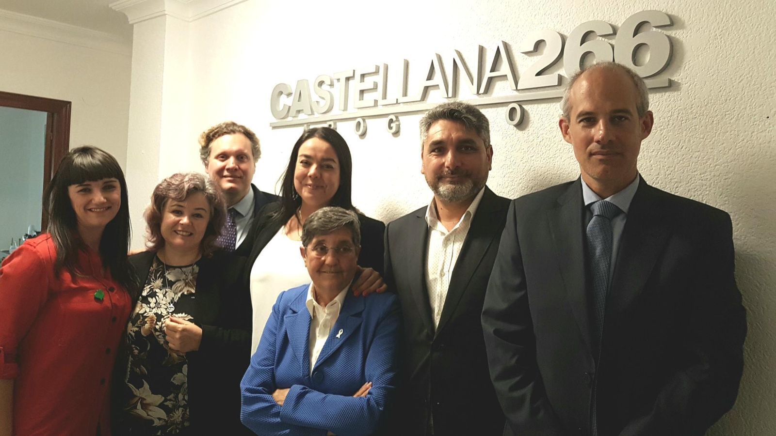 El equipo de Clara Campoamor, con las víctimas en el despacho de la calle Rascón, ayer.