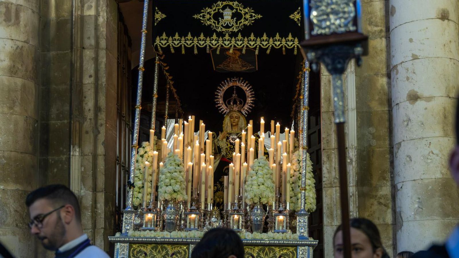 Luto y duelo en la noche del Viernes Santo, en imágenes
