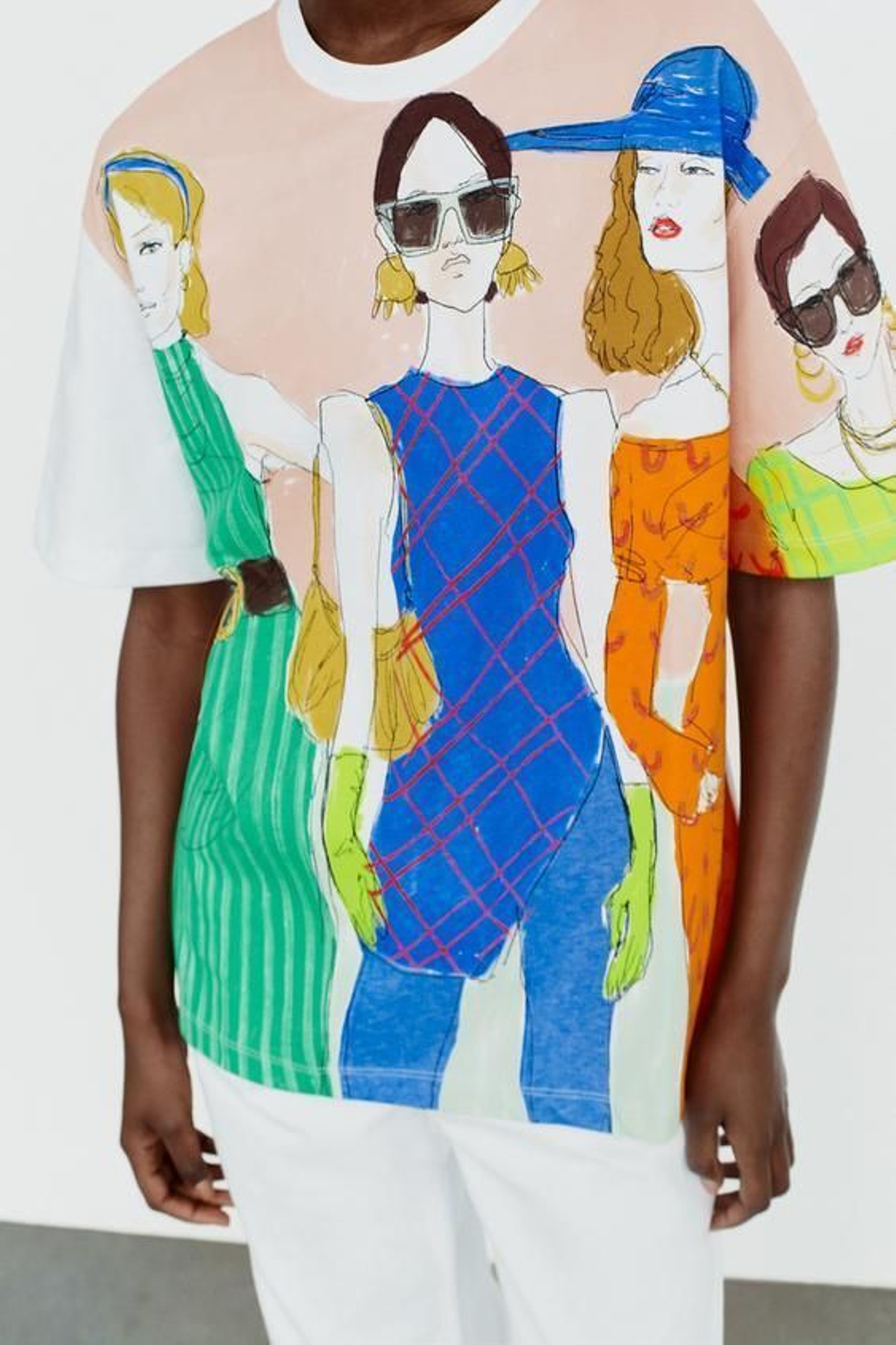 Camiseta con estampado de chicas de Zara. Camiseta con estampado de chicas de Zara.
