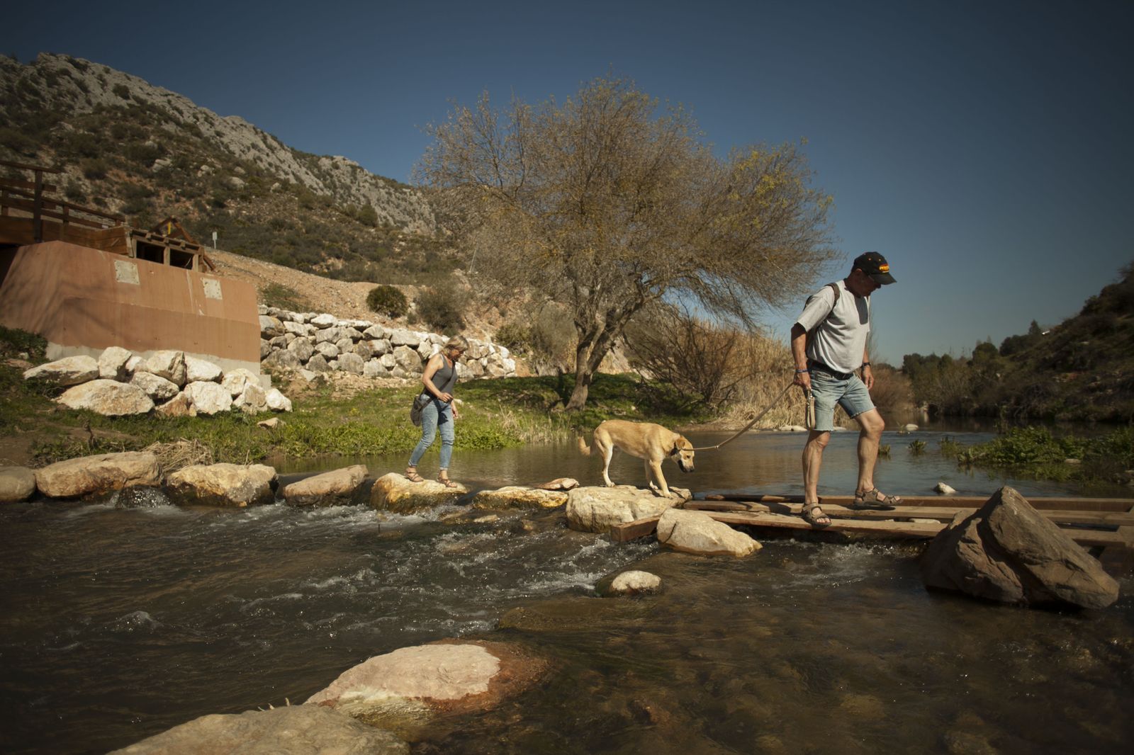 Piedras y madres dispuestas para cruzar el cauce Del Río Guadiaro