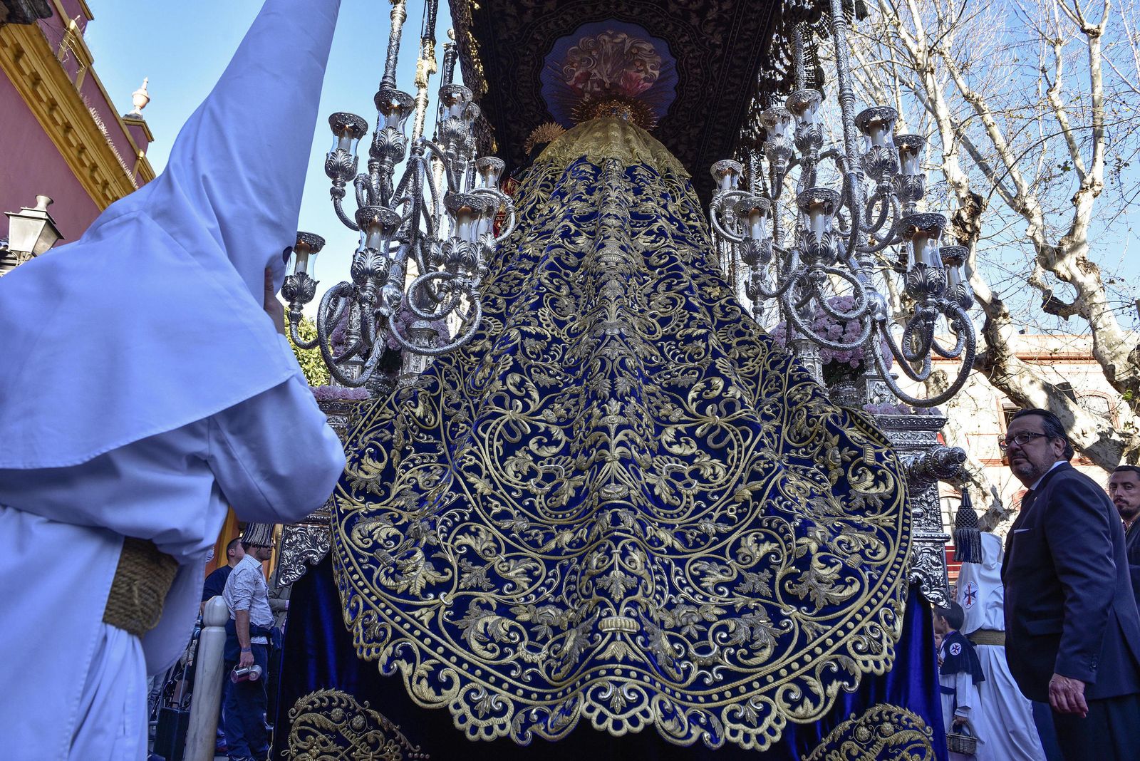 La luz de la tarde permitió comprobar la excelente restauración acometida en el manto de la Virgen del Dulce Nombre.