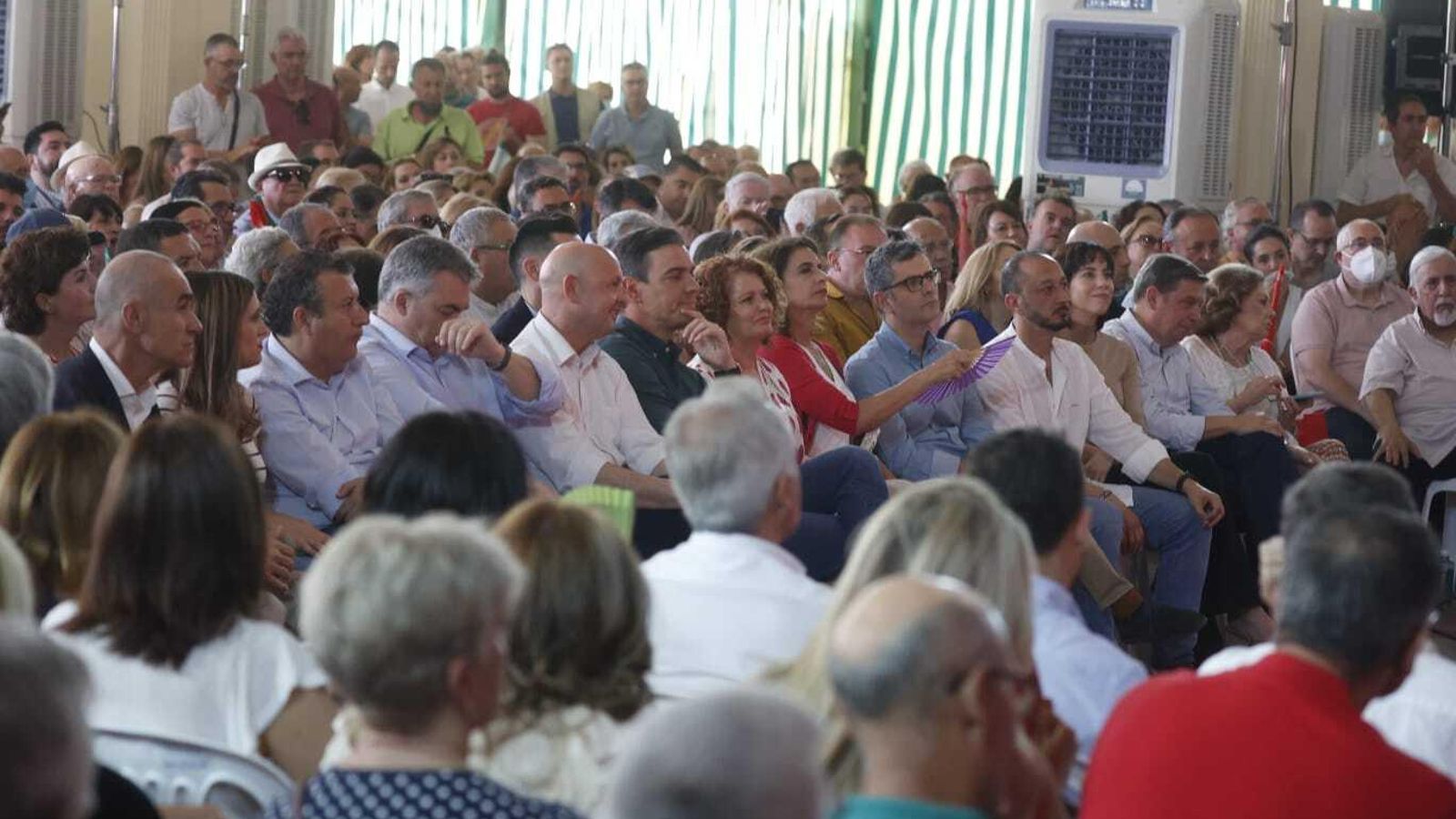 Varios de los ministros y dirigentes del PSOE, este sábado en Dos Hermanas.