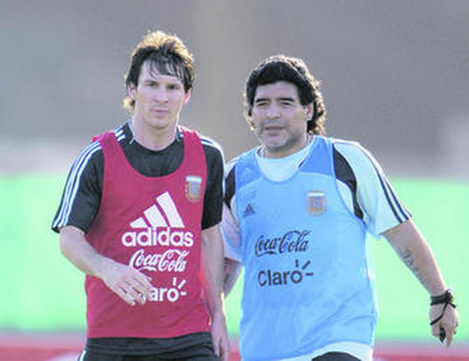 Messi, gran estrella de la selección argentina, junto al seleccionador, Diego Armando Maradona.