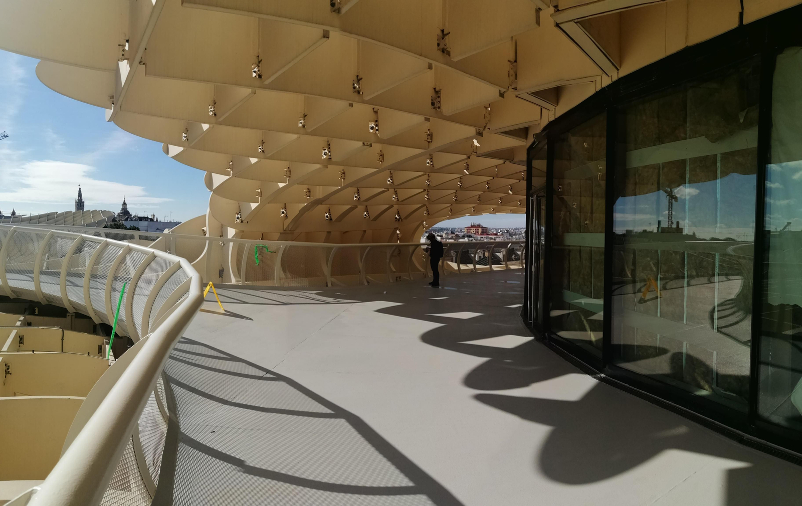 Cristalera del local de eventos de las setas de la Encarnación en la zona de las pasarelas.