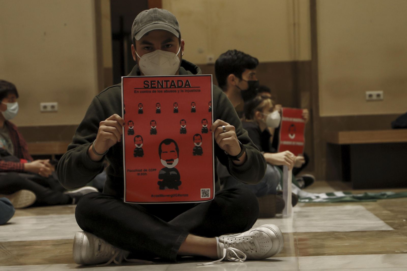 Sentada y pegada de carteles contra la "mala praxis" de un profesor de la UGR