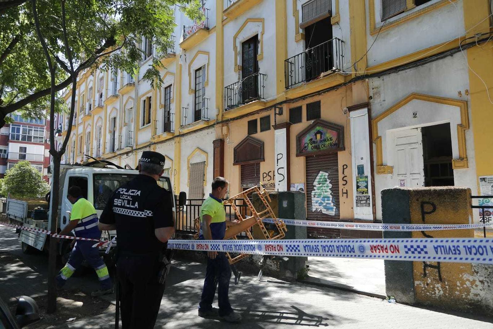 Policía Local y operarios municipales ante el edificio desalojado.