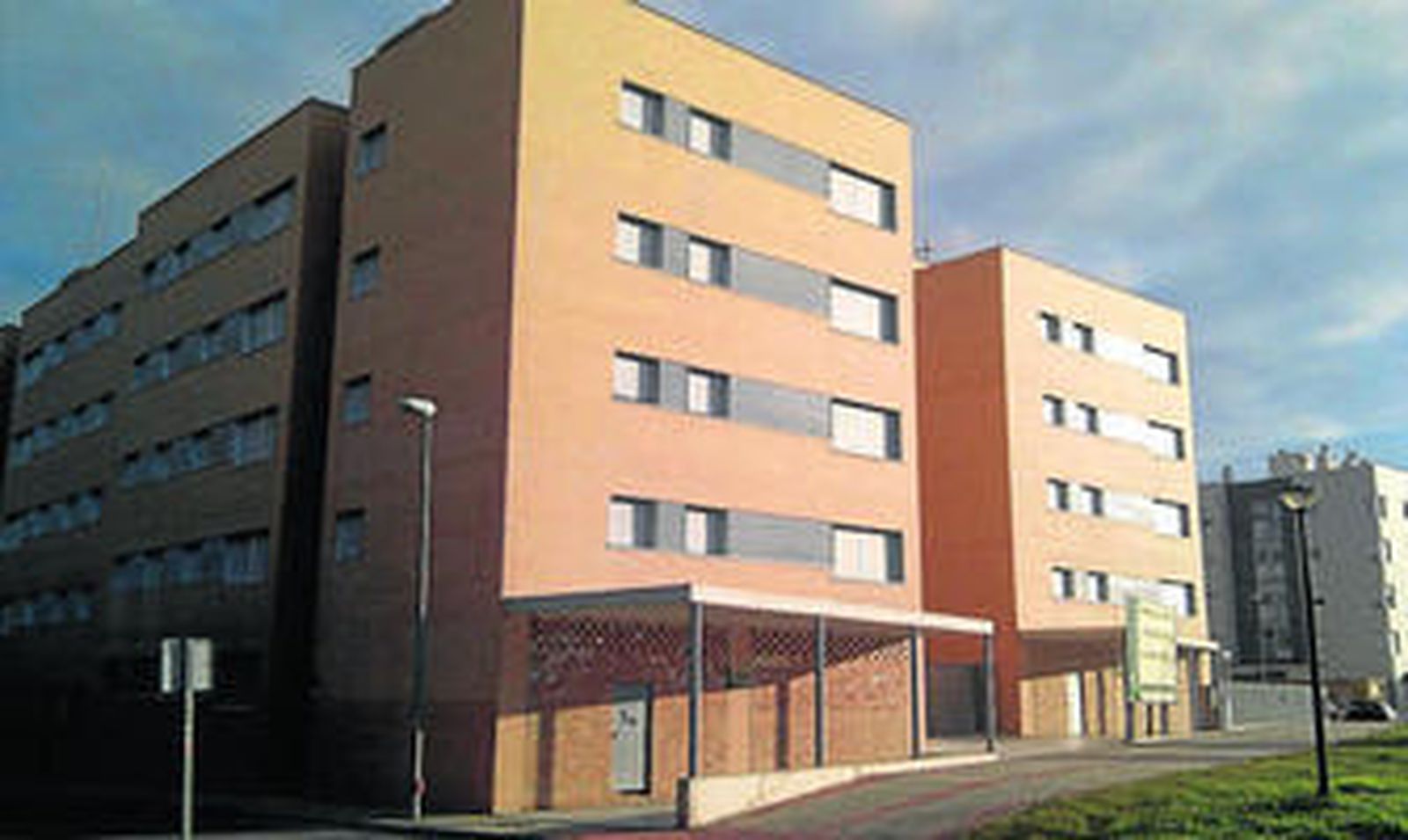 La Consejería de Fomento ha entregado ya 45 viviendas de esta promoción de 68.