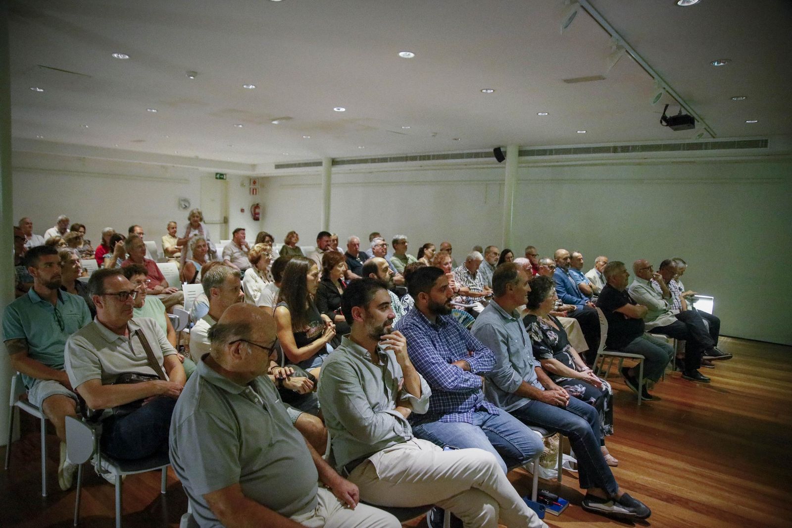Las imágenes de la conferencia dentro de la "Semana Cultural Puerta Europa" de Ginés Valera en Almería