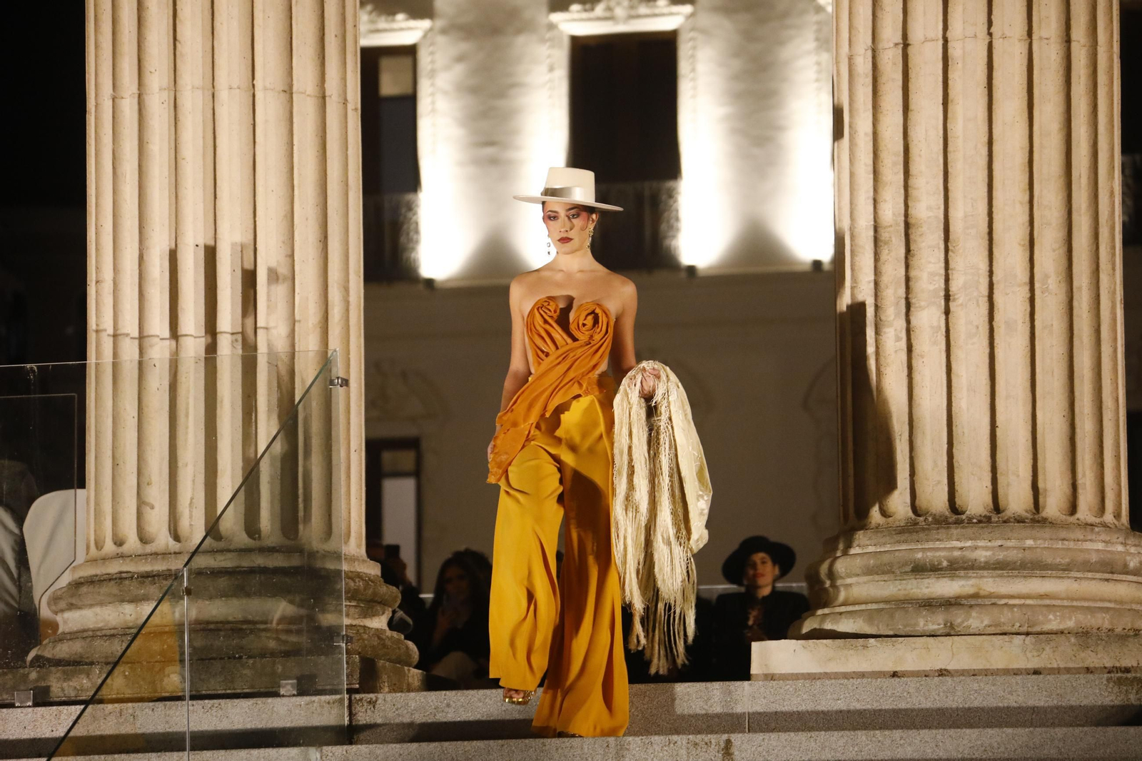 Las mejores imágenes del desfile de Mancini en el Templo Romano de Córdoba