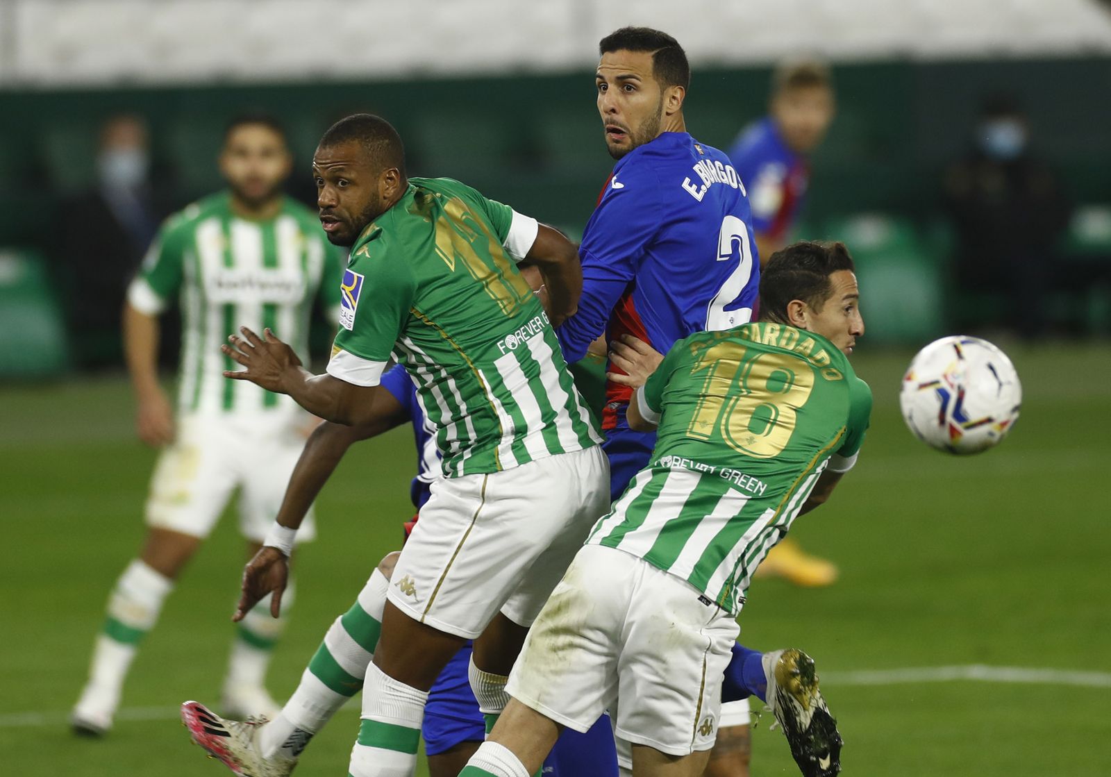 Sidnei y Guardado saltan con Burgos en una disputa aérea.