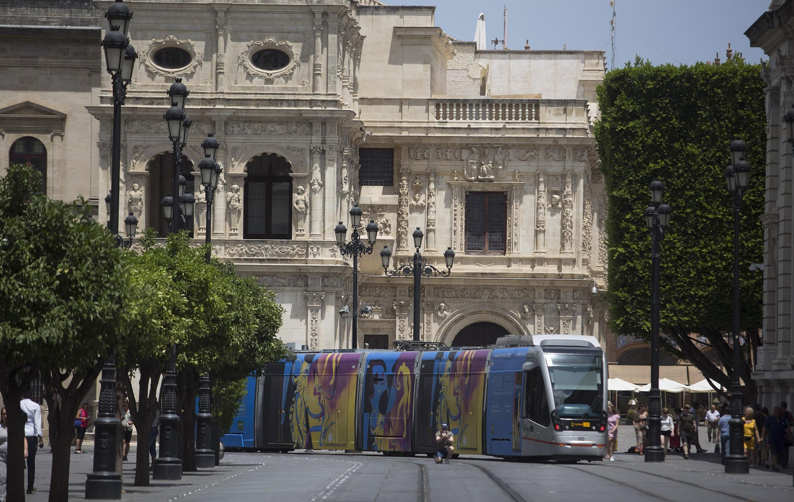 El tranvía entra en la Avenida de la Constitución.