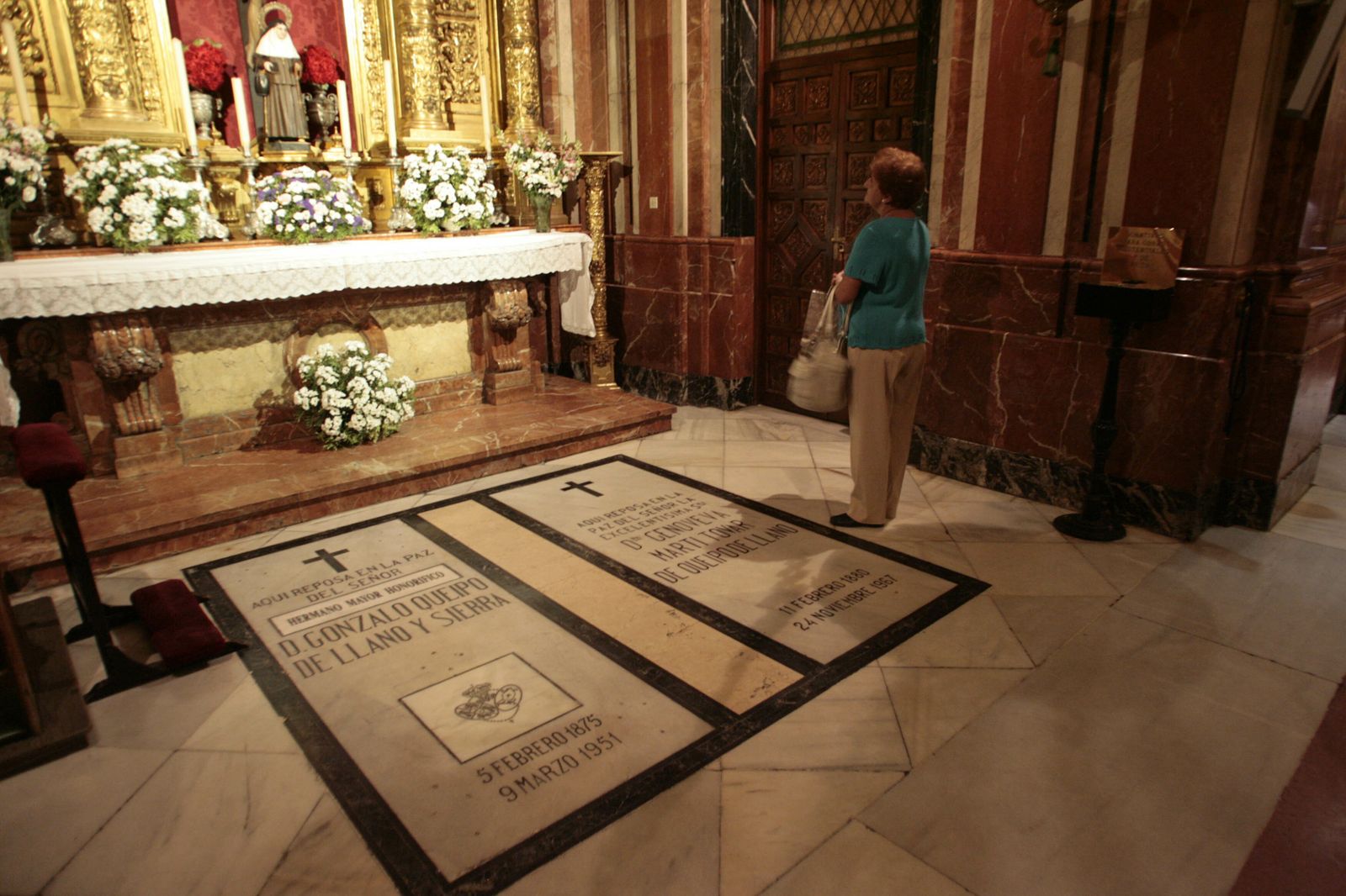 Lápidas de Queipo de Llano y su esposa en la basílica de la Macarena.