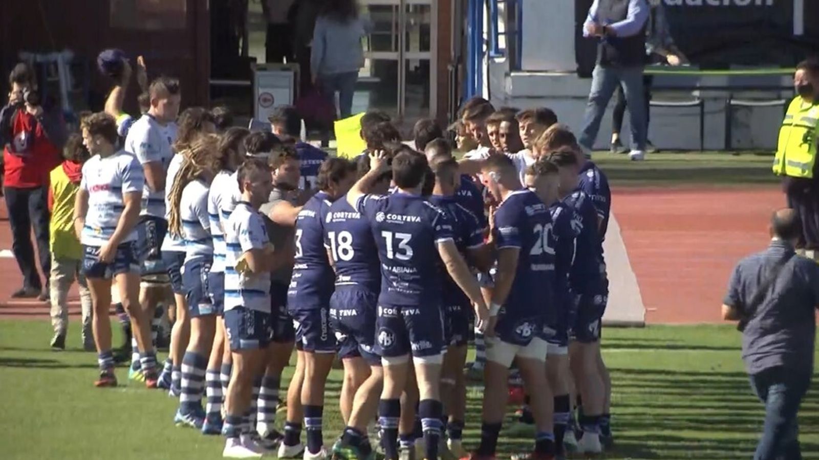 Los jugadores del CR La Vila le devuelven el pasillo al Ciencias Enerside al final.