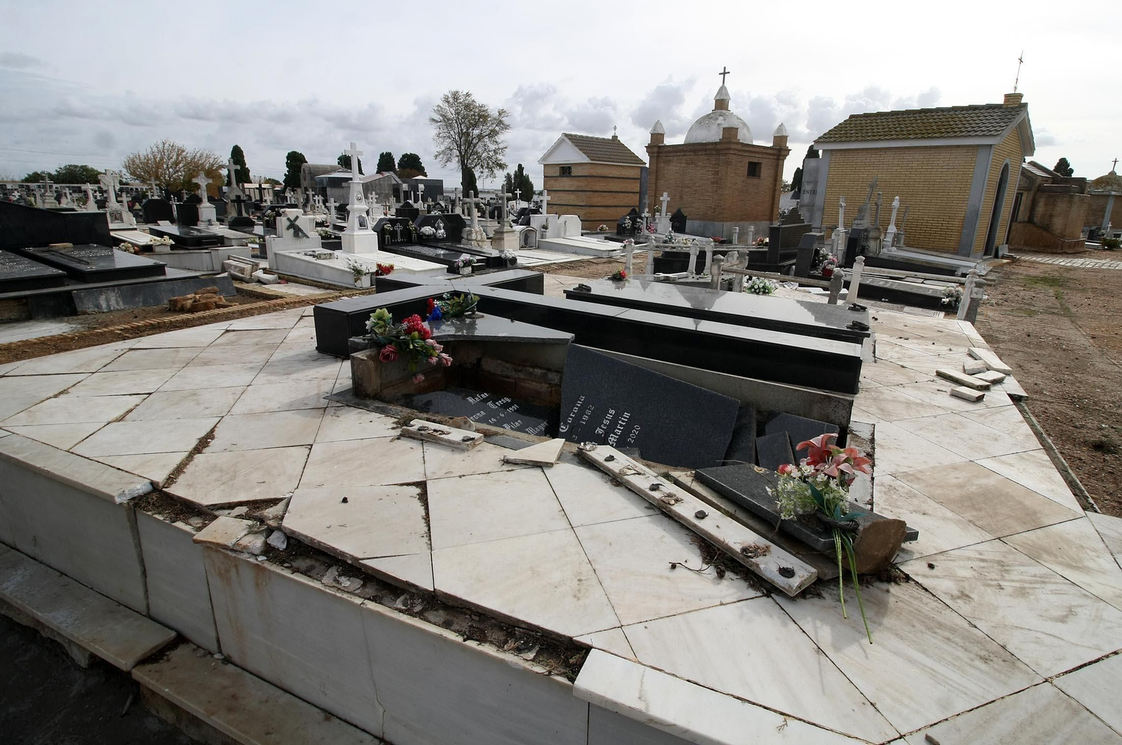 Imágenes del ambiente en el cementerio La Soledad, Huelva