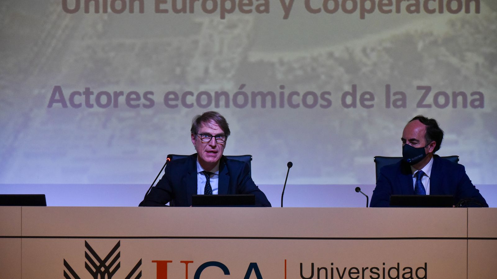 Philippe Boisseau, consejero delegado de Cepsa, y Gerardo Landaluce, presidente del Puerto de Algeciras, durante el seminario.