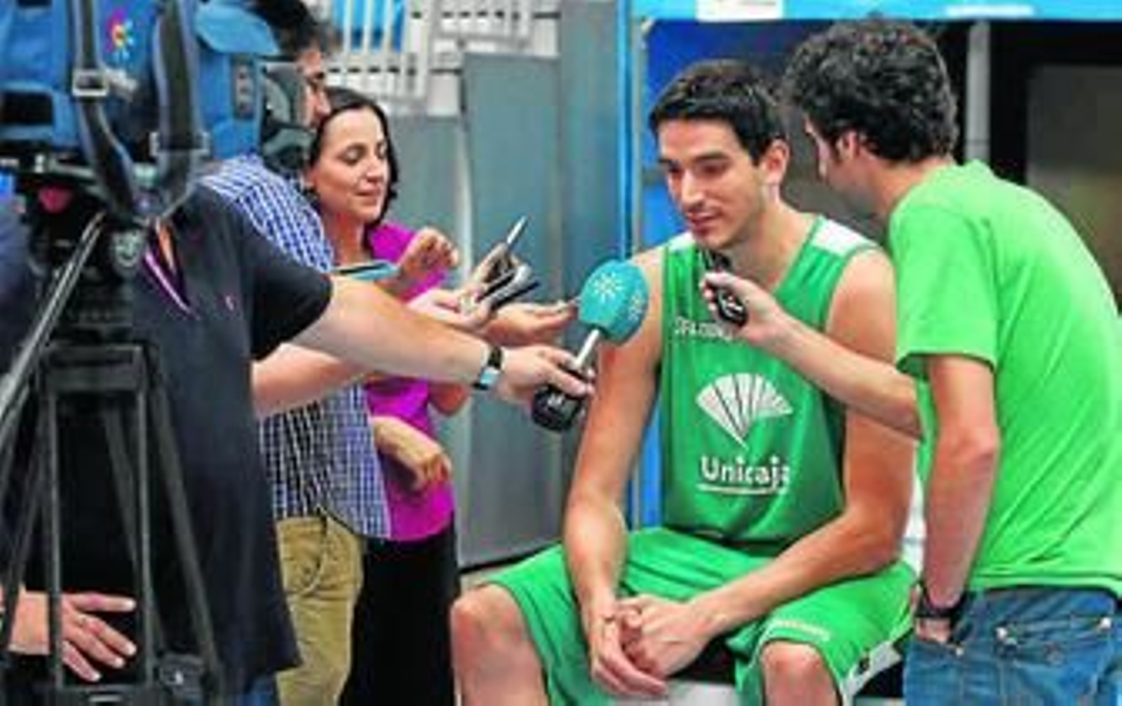 Carlos Suárez habla ayer con los medios.