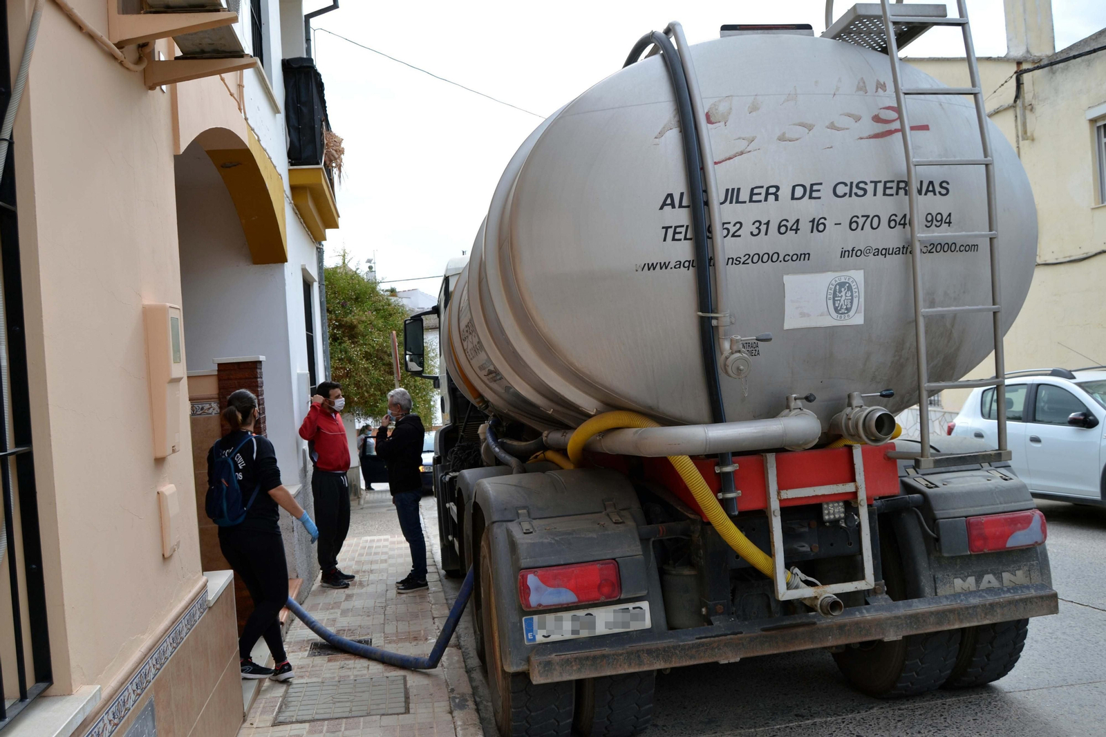 Suministro de agua a los vecinos de Campillos mediante camiones