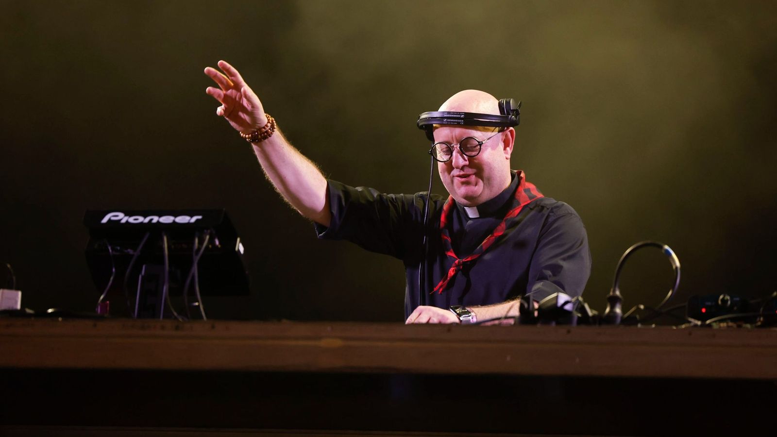 El Padre Guilherme, el ‘cura DJ’