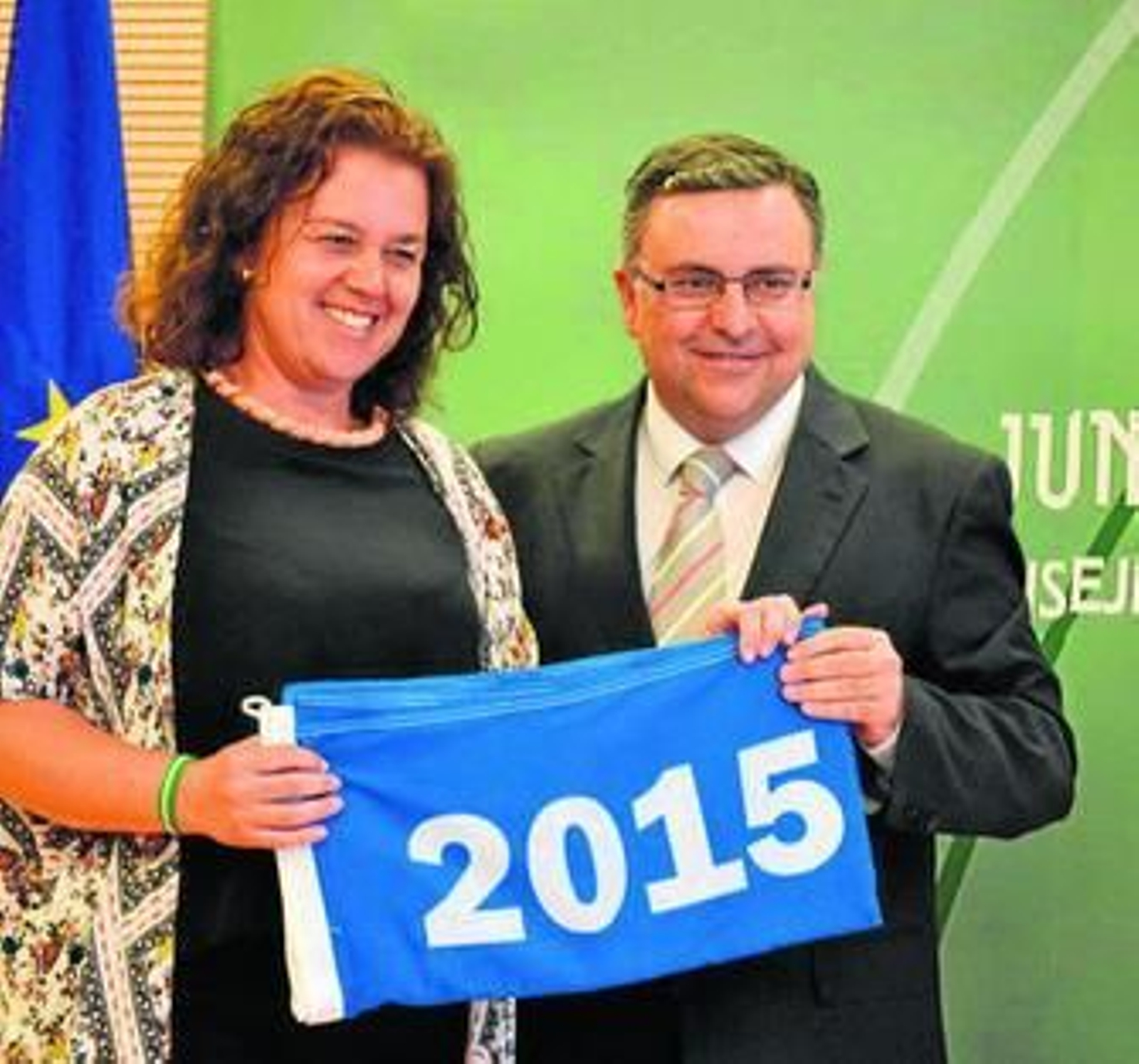 La concejala Maite Lebrero, ayer, al recoger la Bandera Azul.