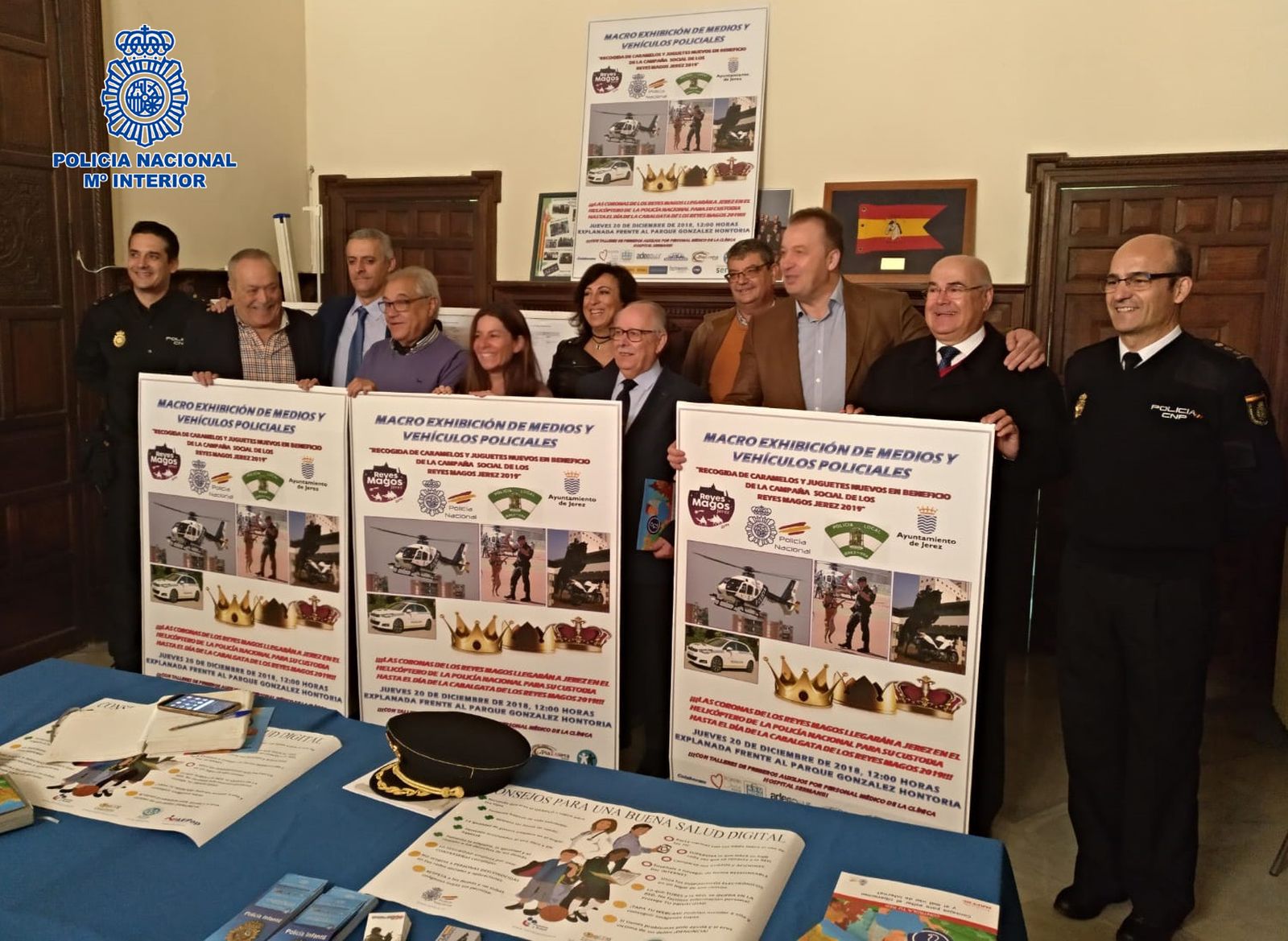 Los Policías, Reyes Magos y comerciantes posan tras la presentación.