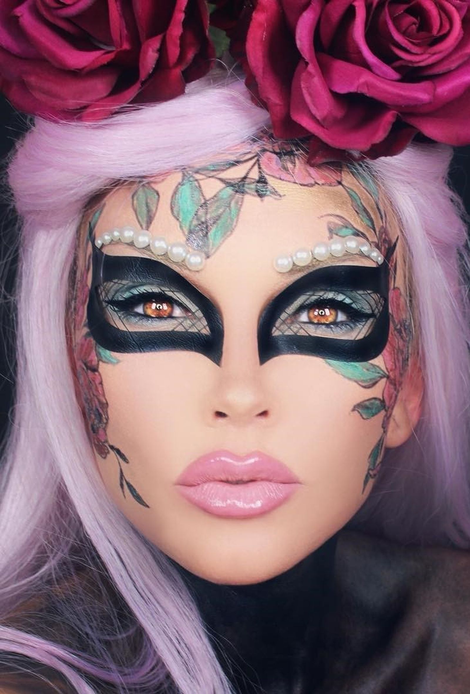 Maquillaje de máscara con rosas y perlas, de @kandeejohnson