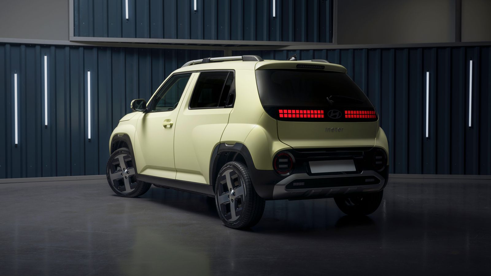 El Inster tiene atributos, como los pasos de rueda, que lo asemejan a los SUV. Su longitud es la de un utilitario.