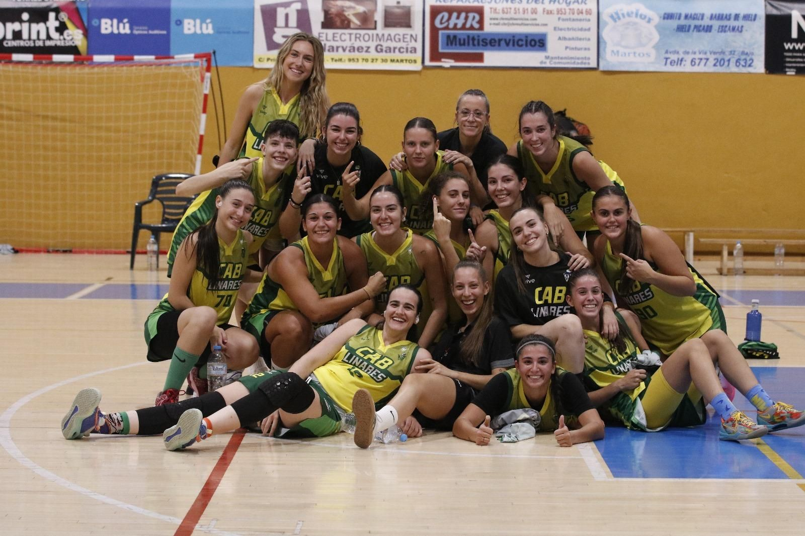 Las chicas del equipo linarense celebran el primer título de la temporada.