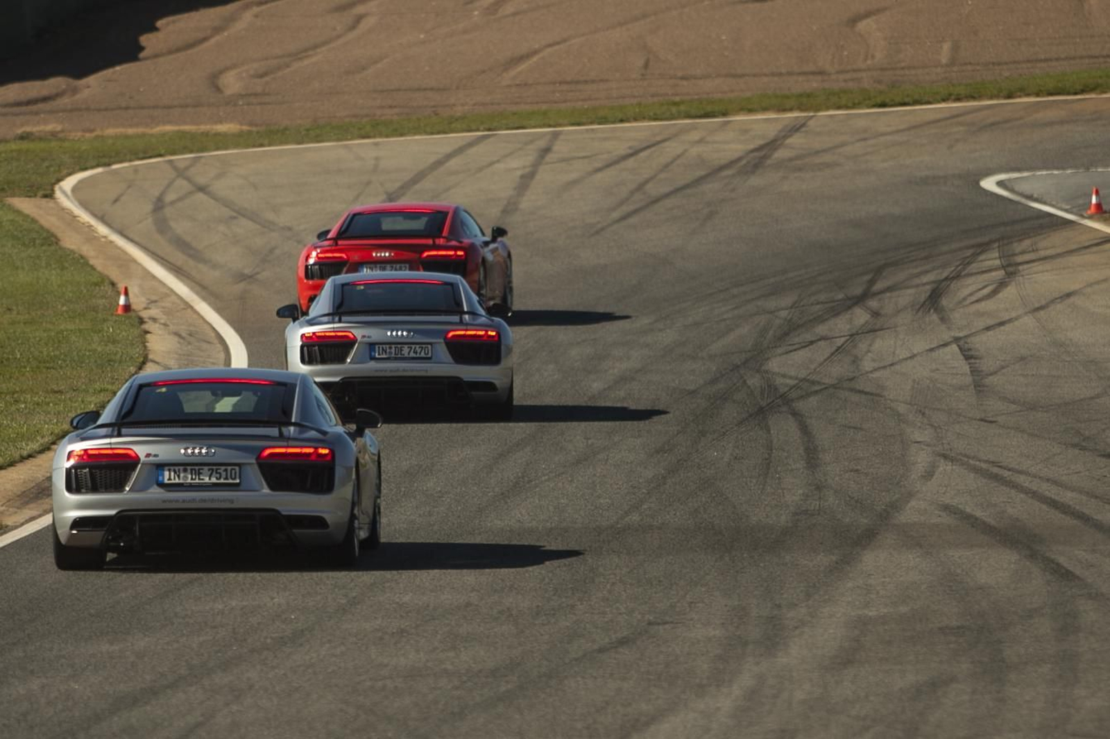 Tres coches Audi durante el recorrido del circuito.