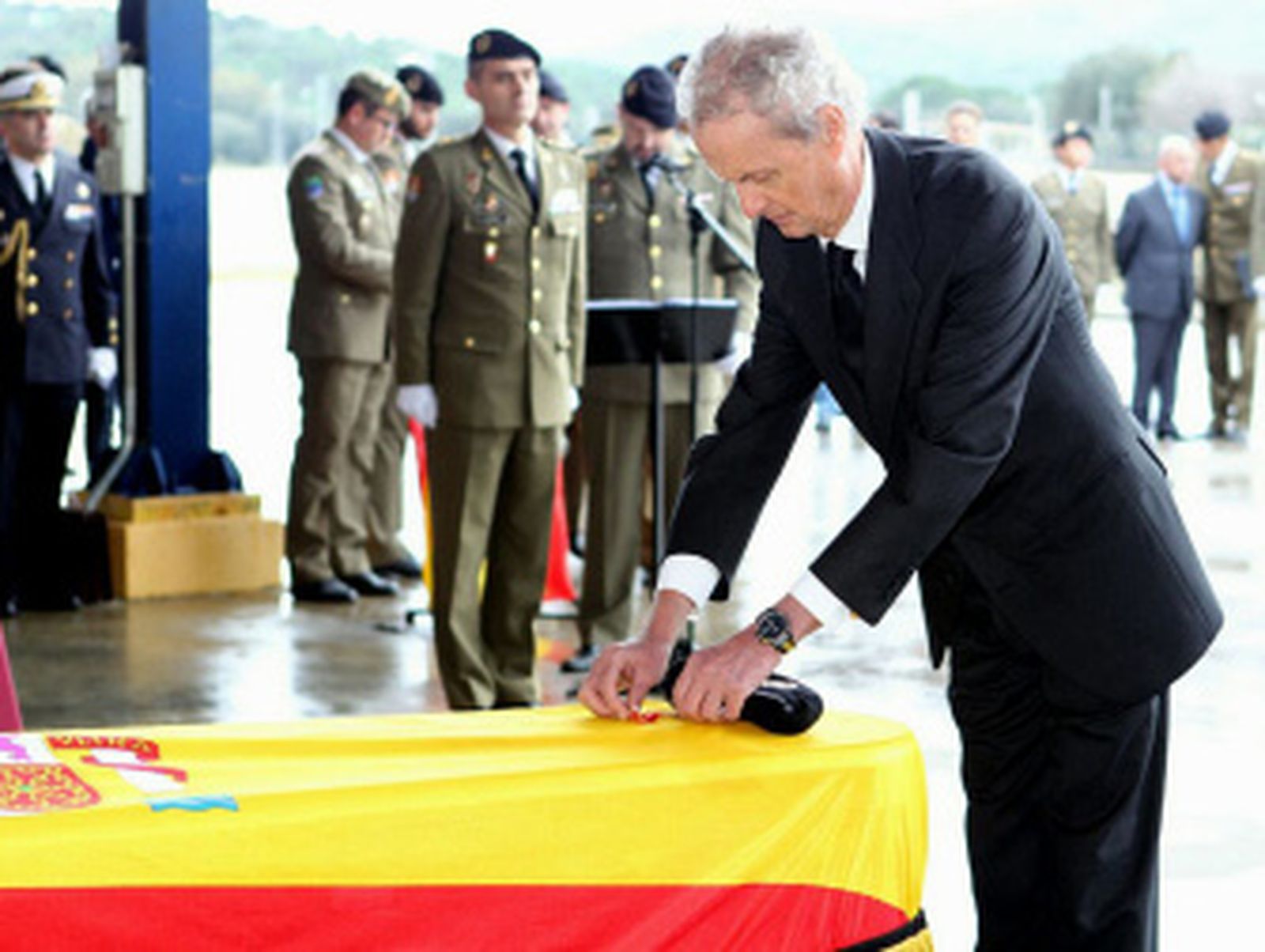 Los familiares y compañeros del cabo Soria despiden al militar en Málaga