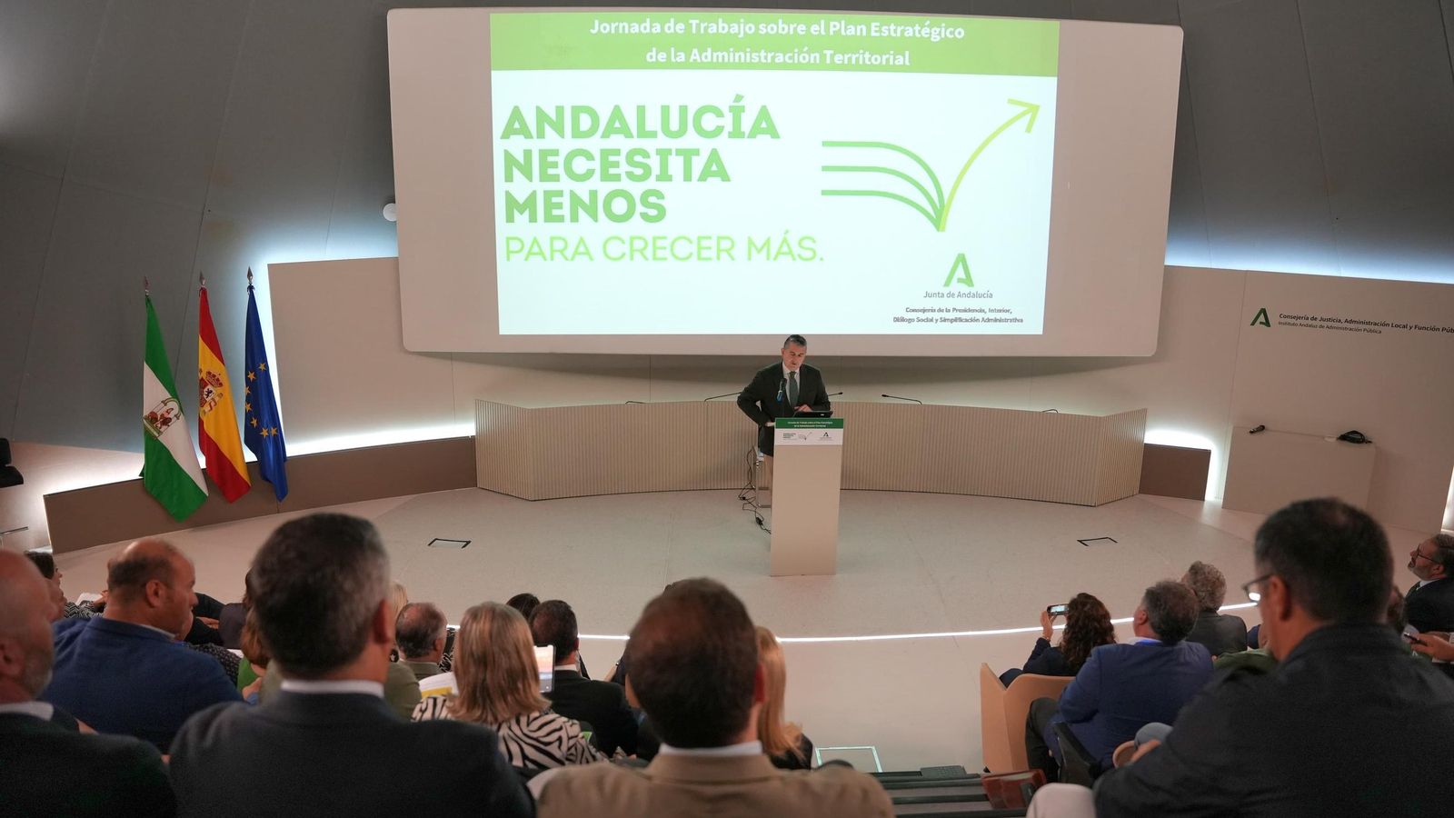 Antonio Sanz ante el lema de este proceso de digitalización. Antonio Sanz ante el lema de este proceso de digitalización.