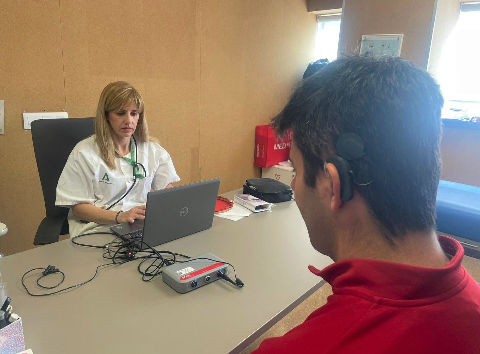 Imagen de una consulta de seguimiento del implante coclear en el Clínico San Cecilio