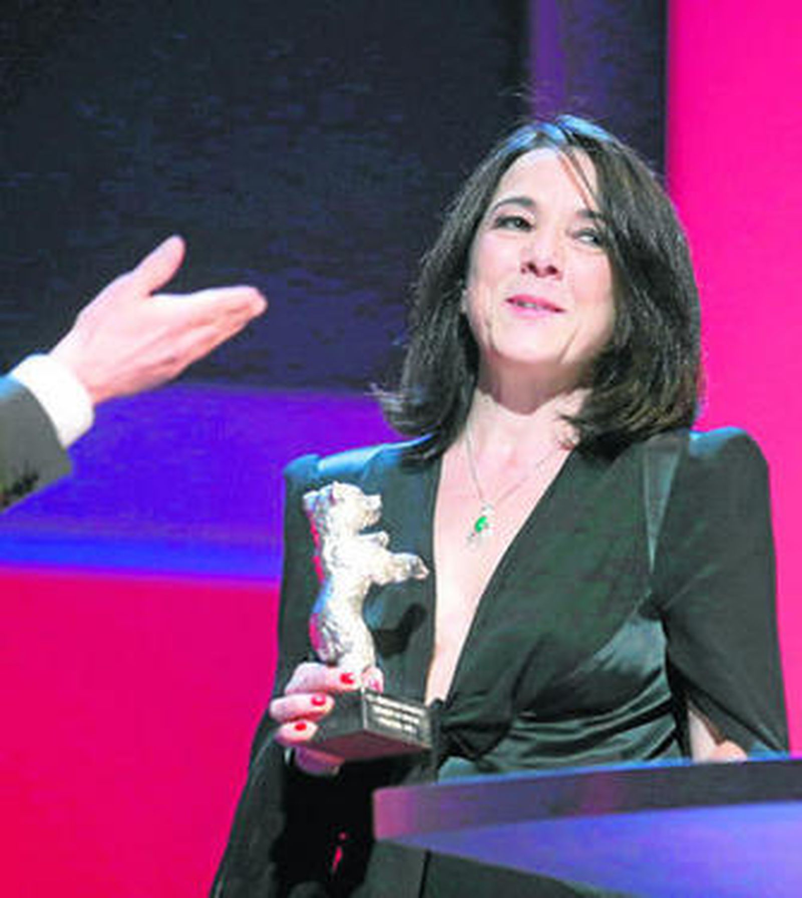 El director del festival, Fietir Kosslick (izquierda), entrega el Oso de Oro al director rumano Calin Peter Netzer.