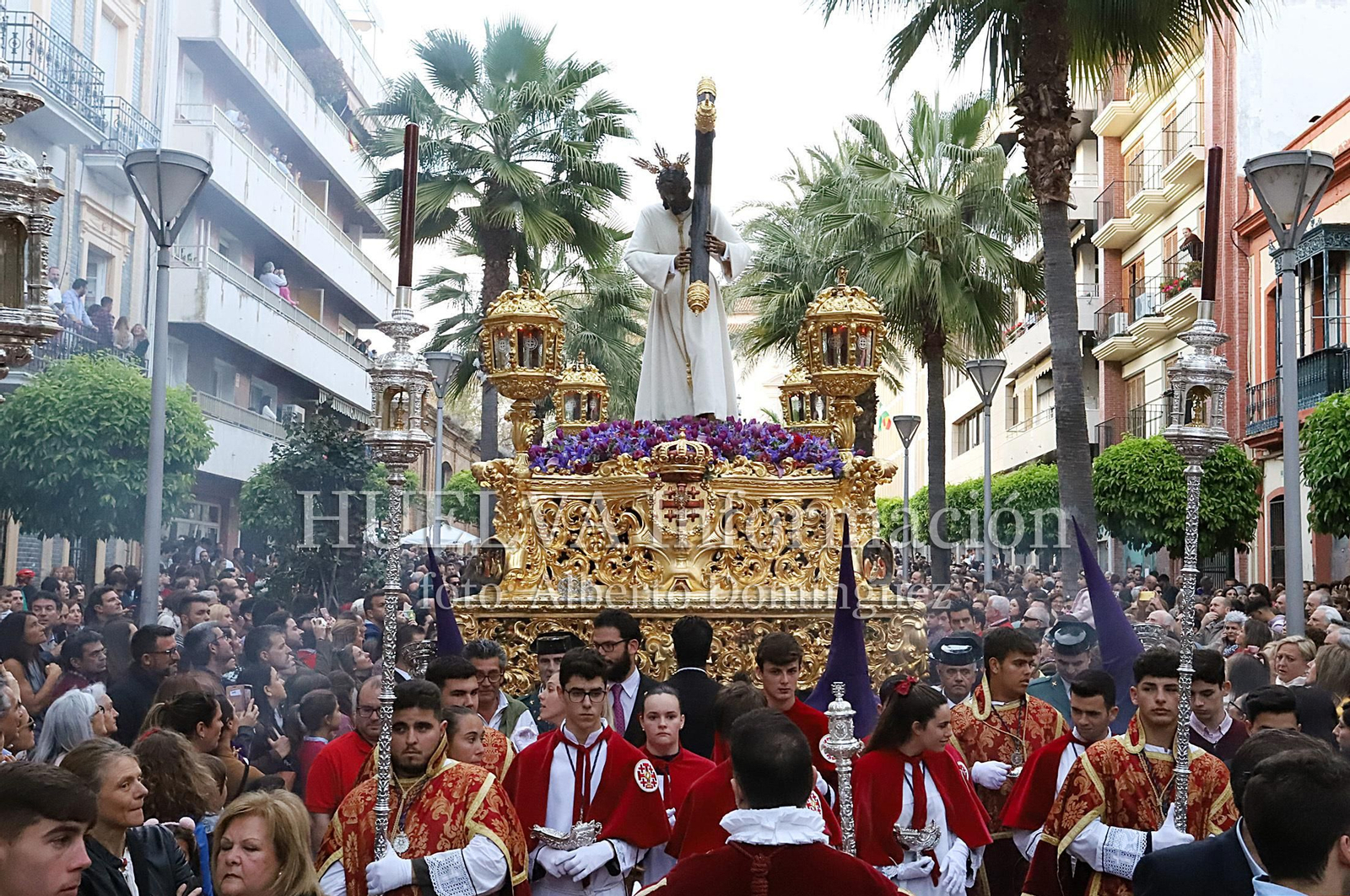 Imágenes de la procesión de Pasión en Huelva