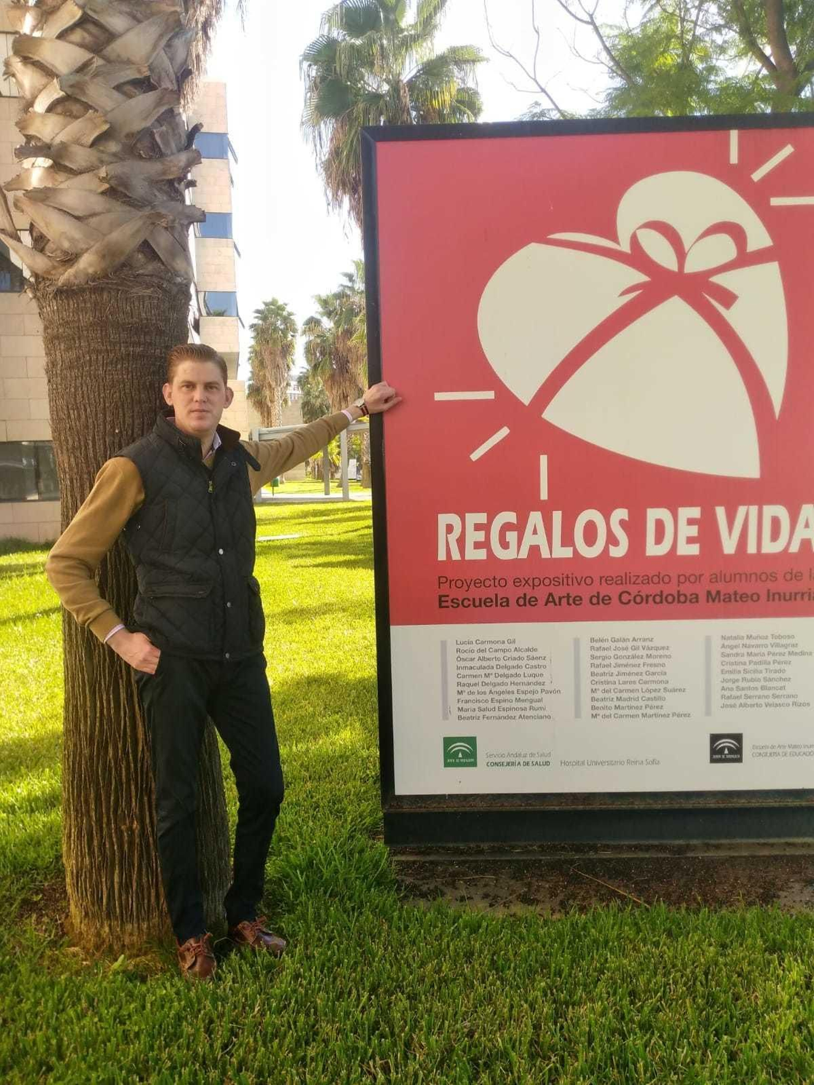 Raimundo Mínguez, junto a un cartel de la exposición sobre donación de órganos del hospital.