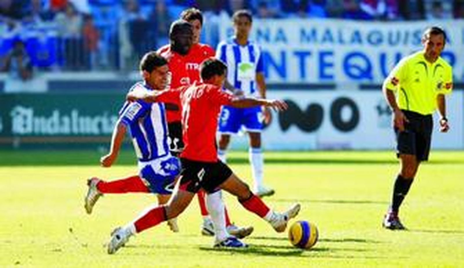 Vitolo conduce el balón ante la oposición de Antonio Hidalgo, ayer en La Rosaleda.