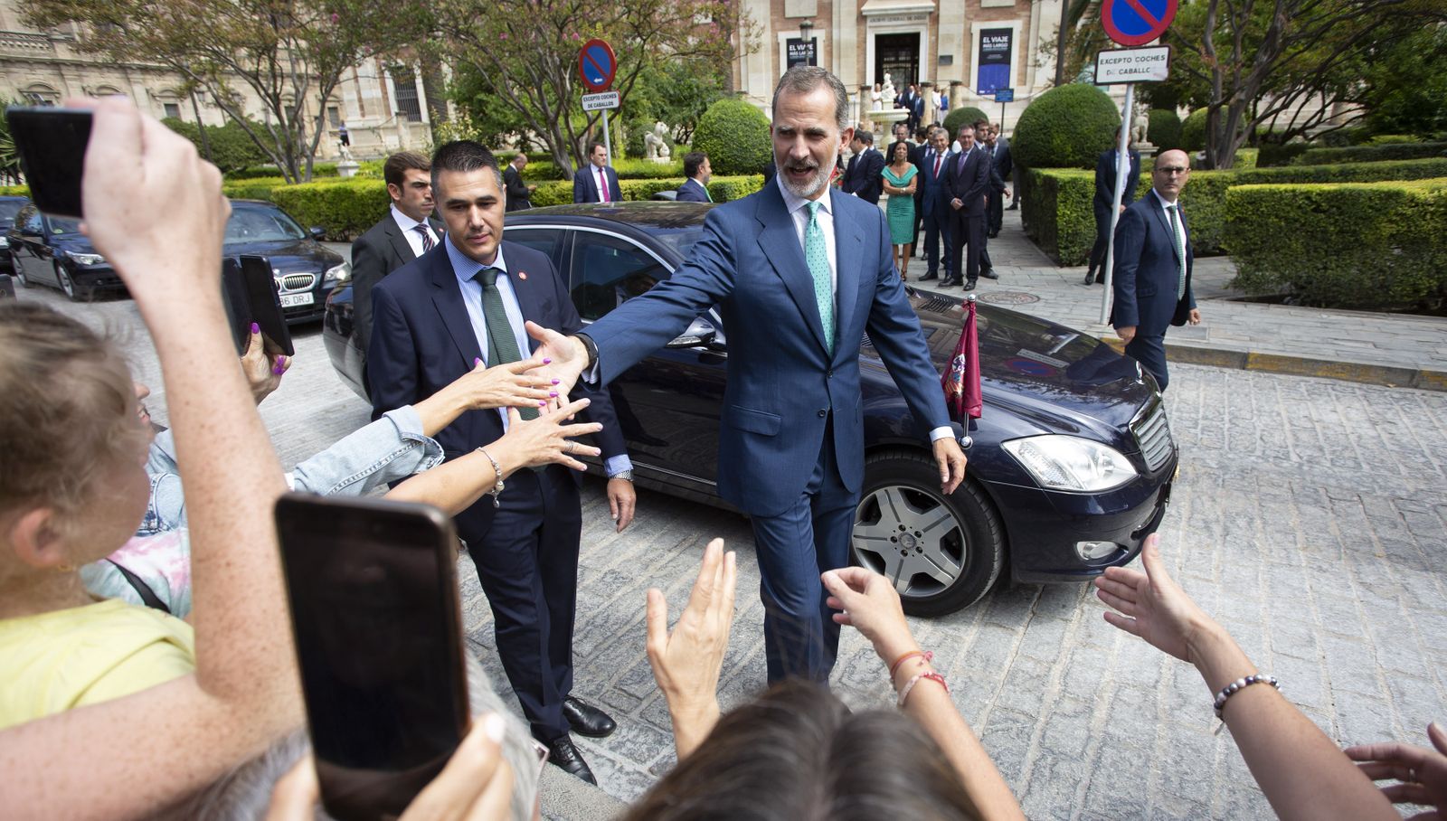 La visita de los Reyes a la exposición 'El viaje más largo', en imágenes