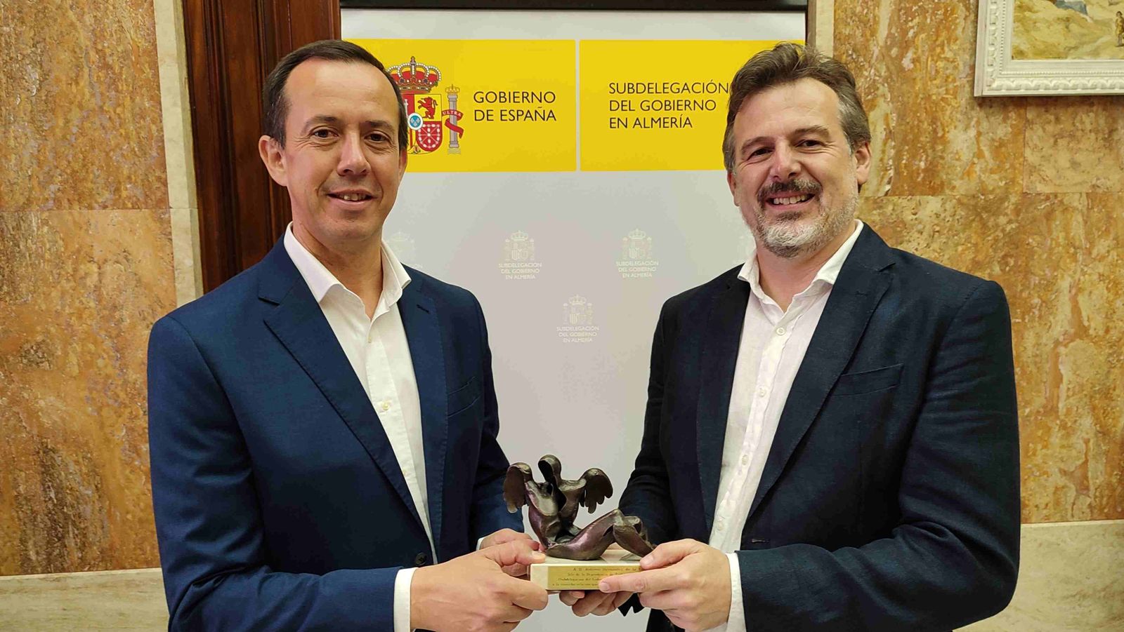 Los gestores administrativos premian la labor de la Subdelegación en materia de extranjería