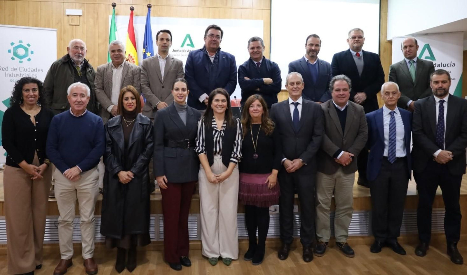 Foto de familia de participantes en la jornada 'La Industria Andaluza por Bandera'.