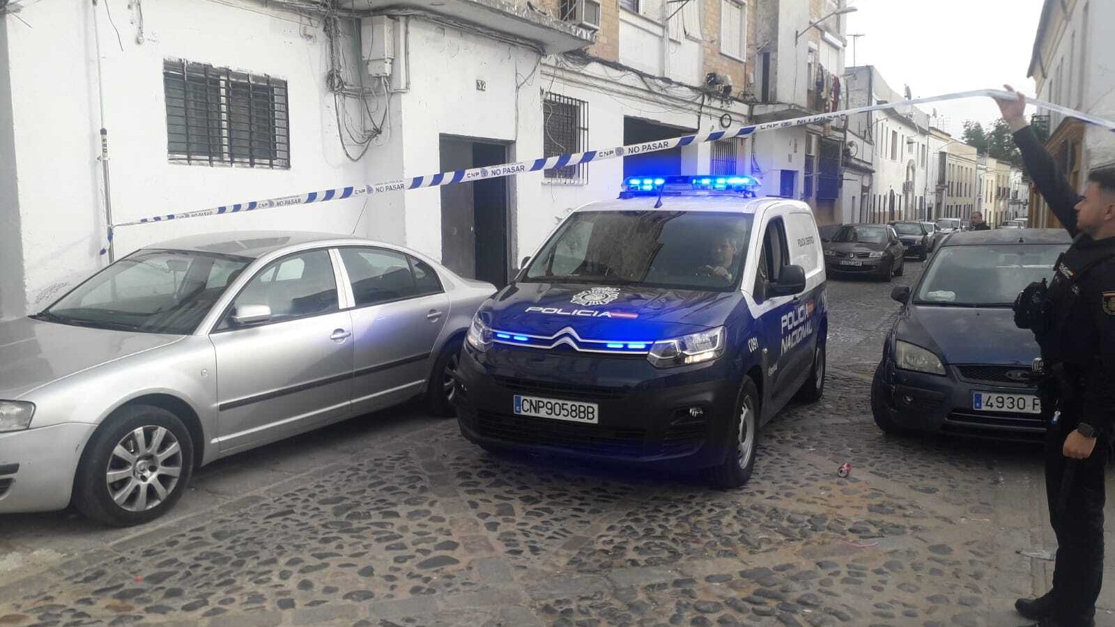 Dispositivo policial en la calle Nueva tras el reciente tiroteo con un herido grave.