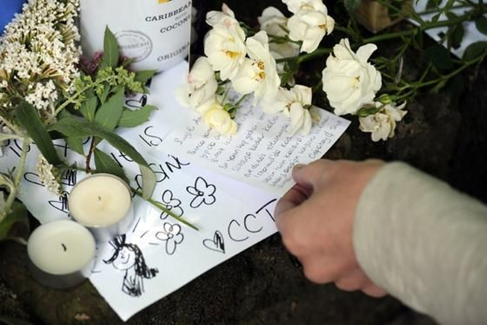 Numerosos fans y conocidos de la artistas, se han desplazado hasta su domicilio para mostrar su dolor. 

Foto: AFP