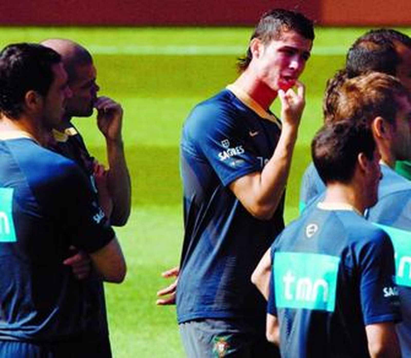 Cristiano Ronaldo se muerde las uñas rodeado de sus compañeros en un entrenamiento.