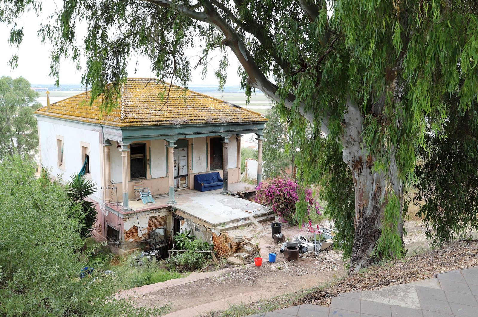 Imágenes del lamentable estado en el que se encuentra la casa  Villa Rosa en el conquero