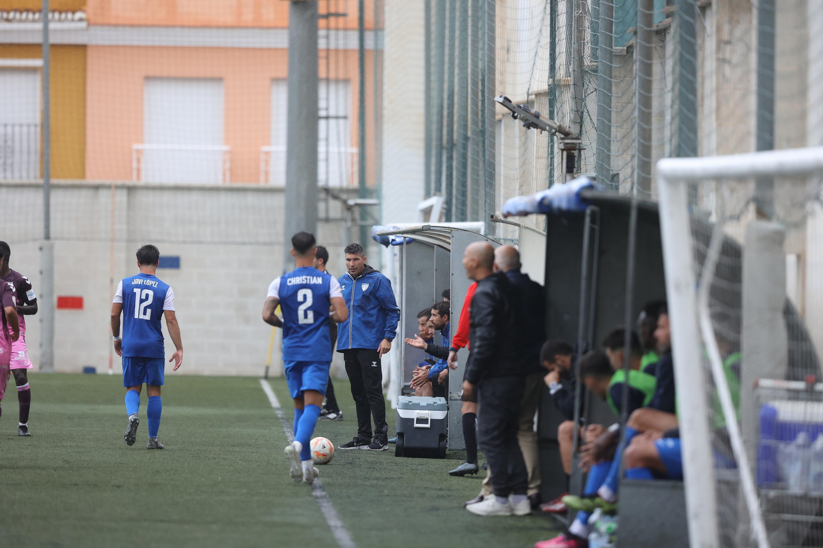 Funes dando indicaciones desde el área técnica.