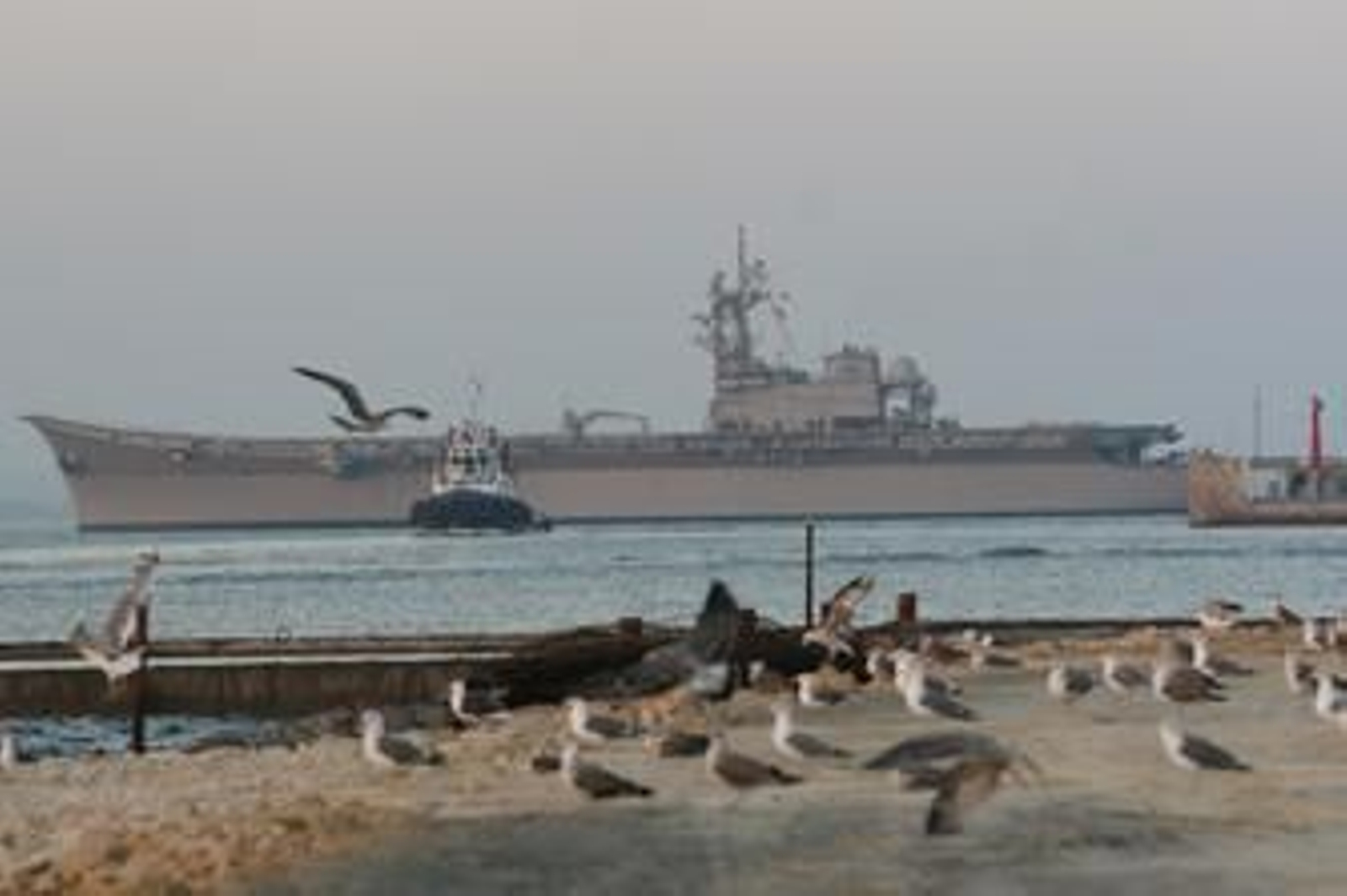 El Príncipe de Asturias, a su salida de la factoría de Cádiz tras su reparación en 2007. /Kiki