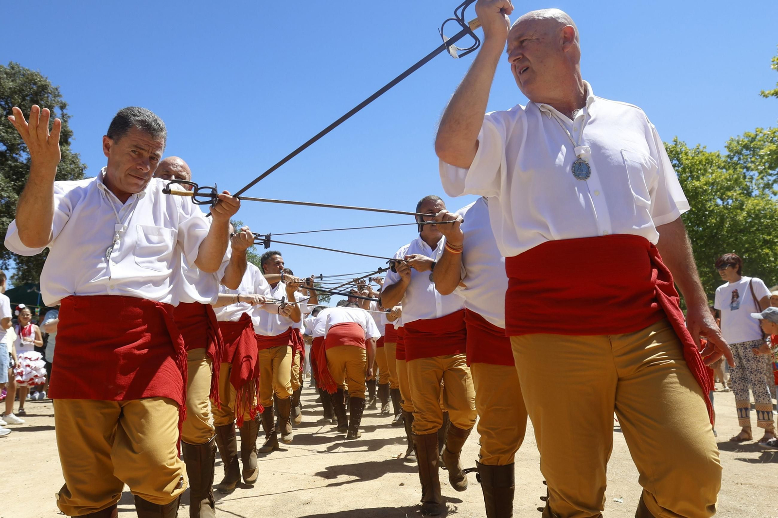 Las mejores imágenes de la Danza de las Espadas de Obejo por san Benito
