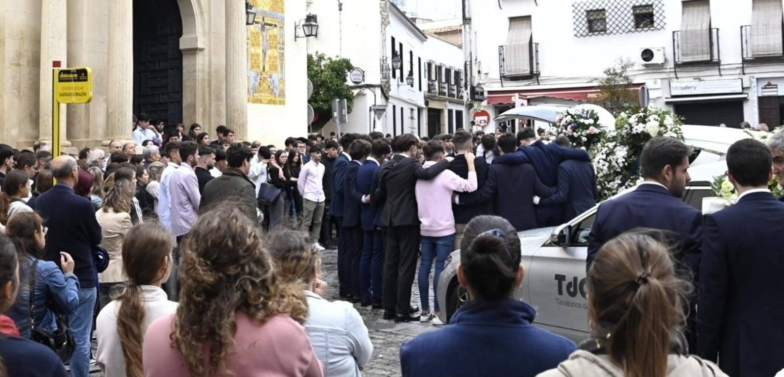 Compañeros y amigos de Álvaro Prieto al término del funeral.